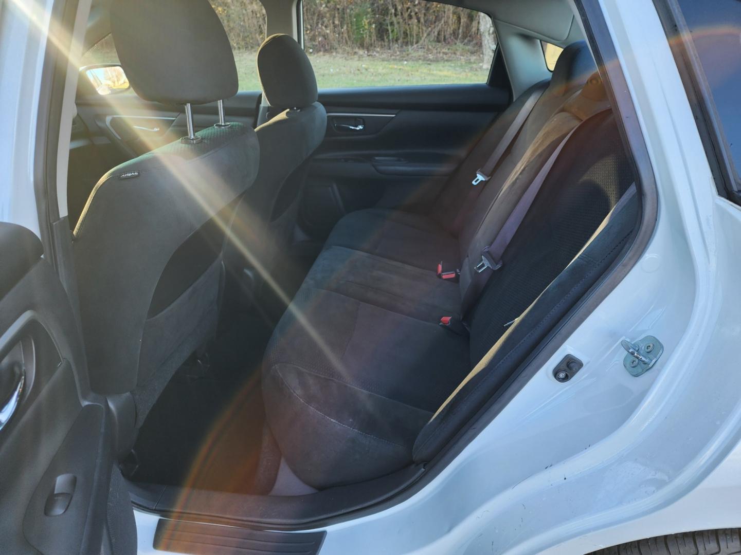 2015 WHITE /Black Nissan Altima 2.5 S (1N4AL3AP6FN) with an 2.5L L4 DOHC 16V engine, Continuously Variable Transmission transmission, located at 1221 Madison St., Shelbyville, TN, 37160, (931) 680-9439, 0.000000, 0.000000 - Photo#4